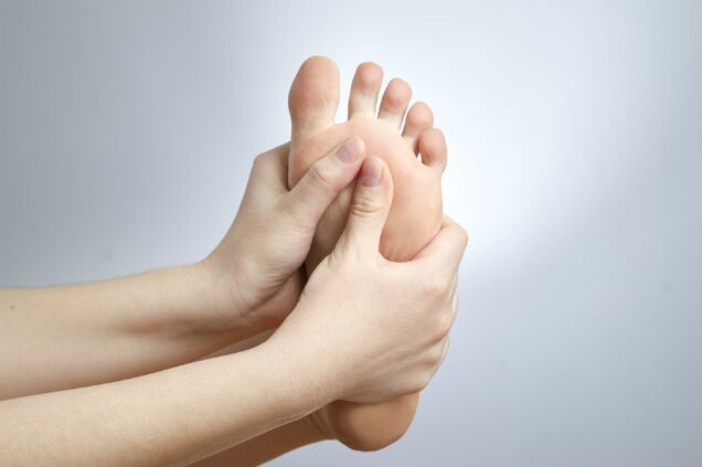 Itchy feet due to onychomycosis
