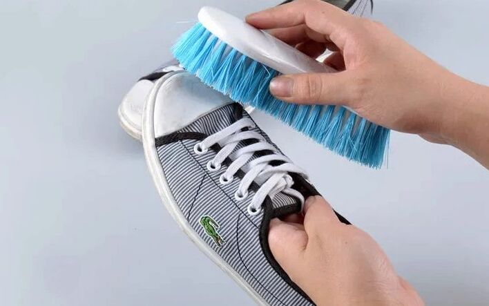 Clean shoes to remove onychomycosis